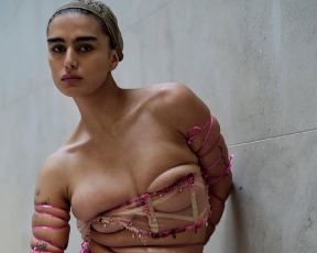 לקראת המט גאלה: ה"לוק" של הדוגמנית הוא הכי משוגע שראינו