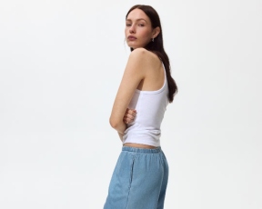 קחו אוויר: זה טרנד המכנסיים החזק של הקיץ, והאמת היא שהוא הורס