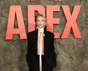 על-אנושית: שרליז ת'רון לבשה צווארון, אבל ויתרה על החולצה