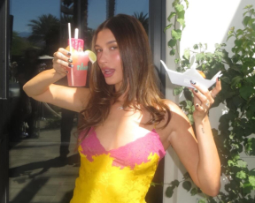 צרחנו כשגילינו מי לבשה קודם את השמלה של היילי ביבר