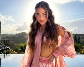 מה זה שמה על חוף הים, זה ביקיני או חולצה? נועה קירל מוכנה לקיץ