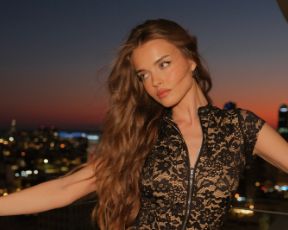 אנה זק מראה איך לובשים תחרה בלי שהכל יהיה שקוף