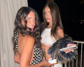 במכנסונים קטנים וגופייה קרועה: אדל ויעל שלביה חוגגות