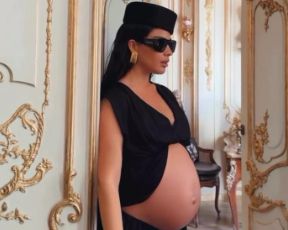 אין סטייל כזה: ספיר אביסרור בהריון מתקדם עם טופ קטן ביותר
