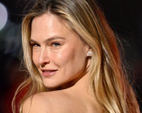 המלאך לא לובשת פראדה: בר רפאלי שורפת את השטיח האדום