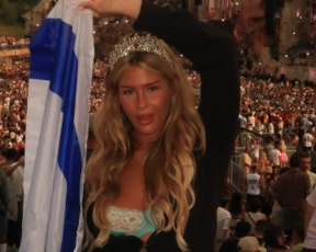 גרביוני רשת וחזייה: שלי סרבריאניקוב סובבה ראשים בפסטיבל הנחשק