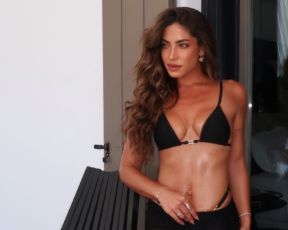 בלי הגרוש ובלי הילדים: דניאל גרינברג מבלה בחופשה בביקיני מחמיא