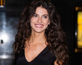 השחקנית הזאת מכונה עכשיו "האישה הכי יפה בעולם". וגם יש לה יופי של סטייל
