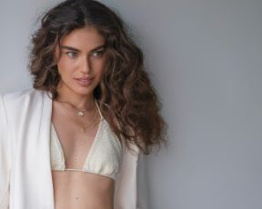 כמו כלה היא: שלומית מלכה משגעת בטוטאל לוק לבן שכולל בגד ים